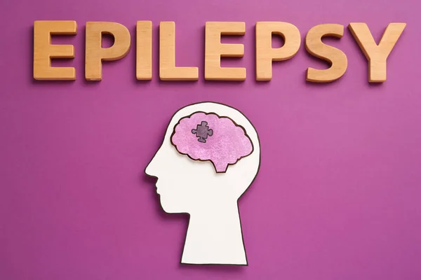 Вырез Головы Человека Мозгом Рядом Слово Эпилепсия Деревянных Букв Фиолетовом — стоковое фото