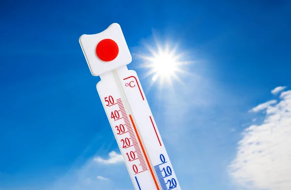 Weerthermometer Met Hoge Temperatuur Buiten Warme Zonnige Dag Waarschuwing Hitteberoerte — Stockfoto