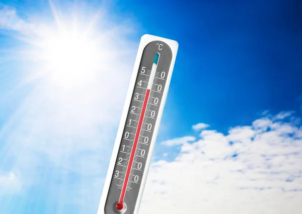 Weerthermometer Met Hoge Temperatuur Buiten Warme Zonnige Dag Waarschuwing Hitteberoerte — Stockfoto