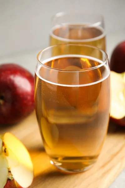 Deliciosa Sidra Manzanas Rojas Maduras Sobre Tabla Madera Primer Plano — Foto de Stock