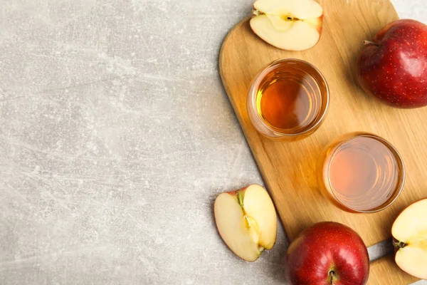 Délicieux Cidre Pommes Rouges Mûres Sur Table Gris Clair Plat — Photo