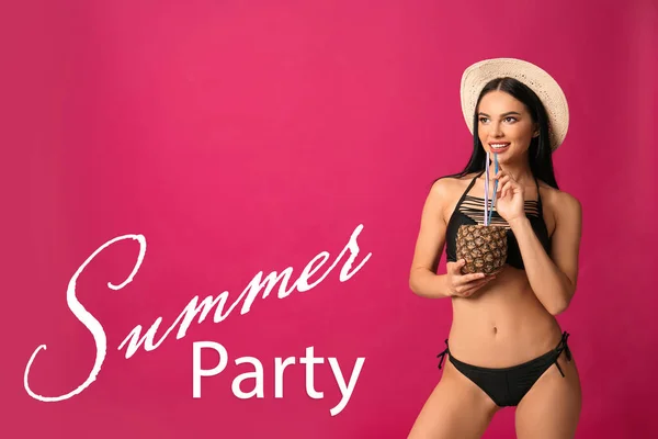 サマーパーティーだ 美しいです若いです女性で黒ビキニとともにカクテル上のピンクの背景 — ストック写真