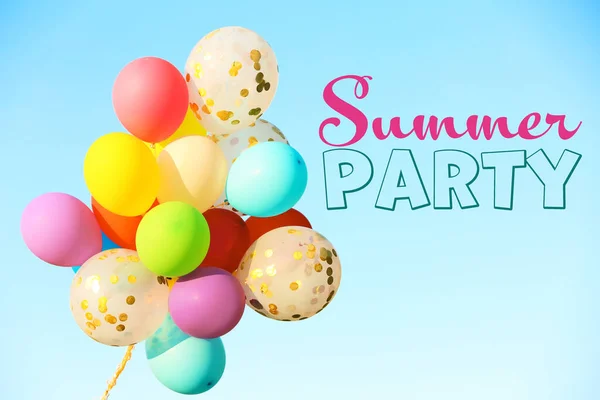 夏天的派对在阳光灿烂的日子里 许多色彩斑斓的气球映衬着蓝天 — 图库照片