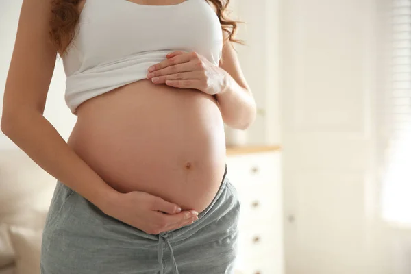 Femme Enceinte Touchant Son Ventre Intérieur Gros Plan — Photo