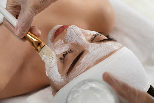 Jonge Vrouw Tijdens Face Peeling Procedure Salon Close — Stockfoto
