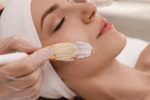 Jonge Vrouw Tijdens Face Peeling Procedure Salon Close — Stockfoto