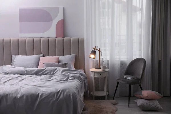 Gezellig Bed Met Zachte Zijdezachte Beddengoed Lichte Kamer — Stockfoto