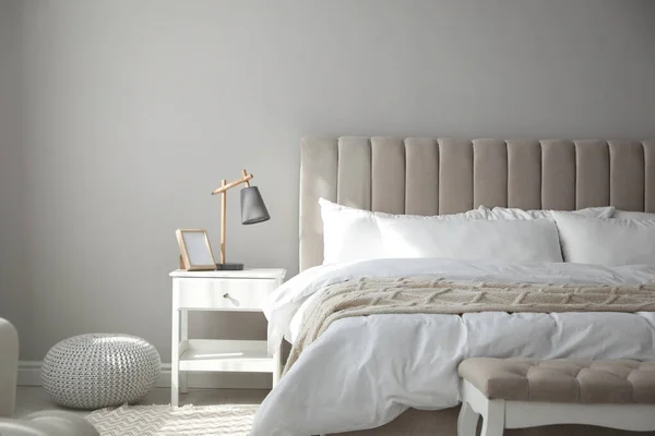 Temiz Beyaz Çarşafları Olan Rahat Bir Yatak — Stok fotoğraf