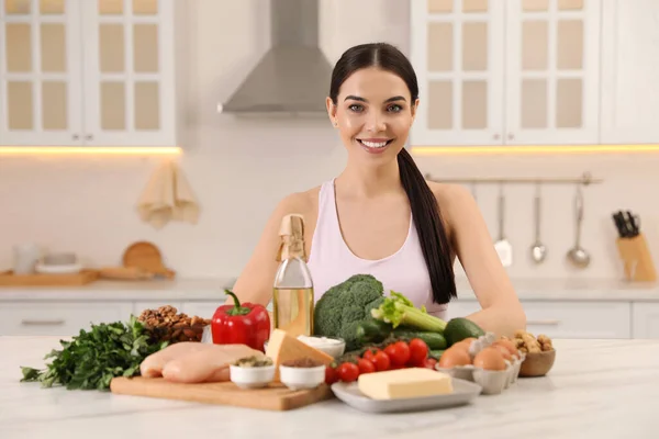 Mujer Feliz Con Diferentes Productos Cocina Dieta Keto — Foto de Stock