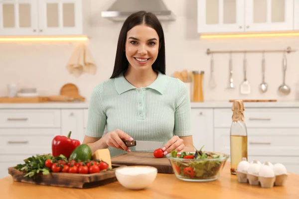 Mujer Feliz Cocinando Ensalada Mesa Cocina Dieta Keto — Foto de Stock