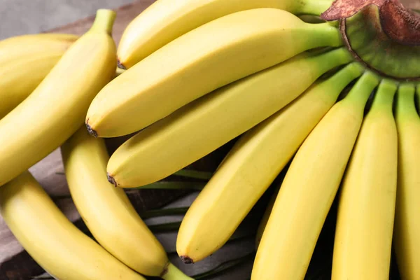 Вкусные Спелые Детские Бананы Столе Крупный План — стоковое фото