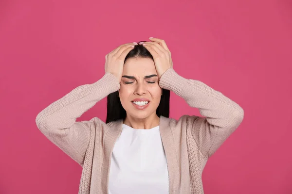 Frau Mit Migräne Auf Rosa Hintergrund — Stockfoto