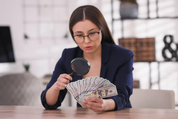 Ofisteki Masada Büyüteçle 100 Dolarlık Banknotların Doğruluğunu Onaylayan Uzman Eliyle — Stok fotoğraf