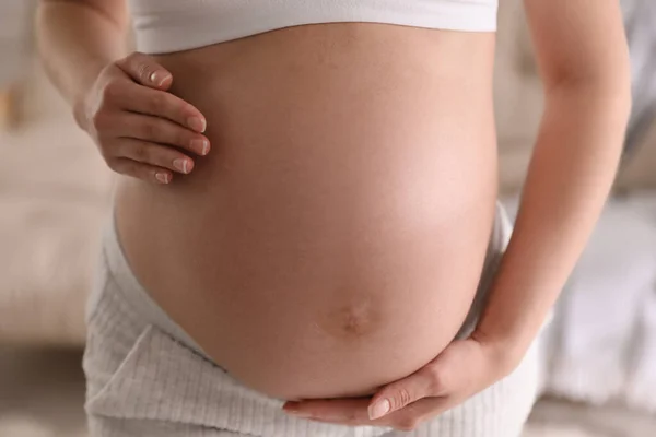 Giovane Donna Incinta Sfondo Sfocato Primo Piano Vista — Foto Stock