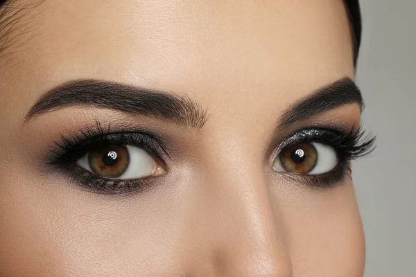 Mujer Joven Con Maquillaje Noche Primer Plano Producto Sombra Ojos — Foto de Stock