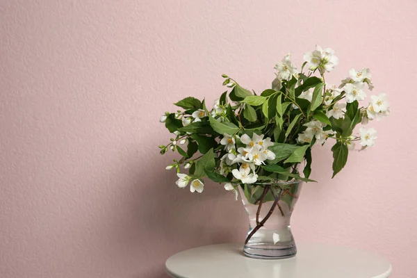 Piękny Bukiet Świeżymi Kwiatami Jaśminu Wazonie Stole Pobliżu Różowej Ściany — Zdjęcie stockowe
