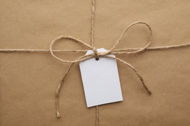 Paket arkaplan olarak etiketli Kraft kağıdına sarılı, yakın plan