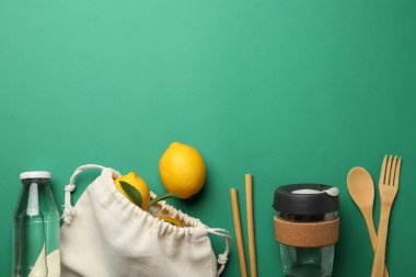 Yeşil arka planda çevre dostu ürünler içeren düz kompozisyon, metin için alan. Bilinçli tüketim