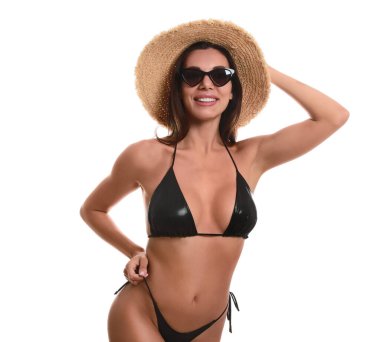 Beyaz arka planda şık bikinili güzel bir kadın.