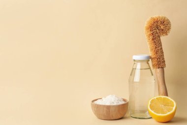 Bej arka planda bulaşık yıkamak için çevre dostu temizlik malzemeleri. Bilinçli tüketim