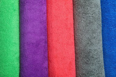 Arka plan olarak birçok renkli mikrofiber kumaş, üst görünüm