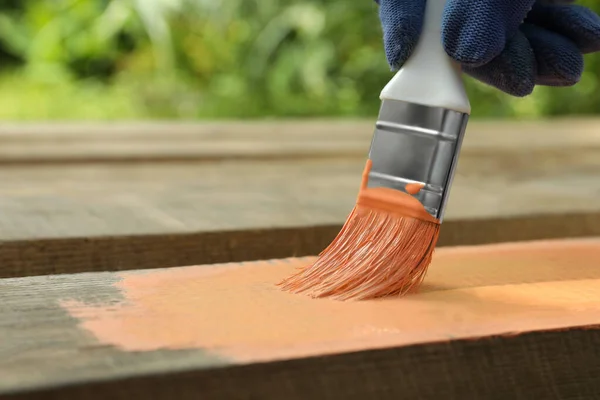 Trabajador Pintando Superficie Madera Con Tinte Coral Aire Libre Primer — Foto de Stock