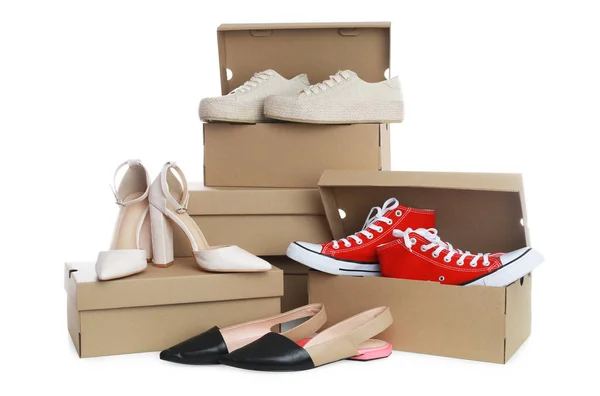 Diferentes Zapatos Elegantes Cajas Cartón Sobre Fondo Blanco —  Fotos de Stock