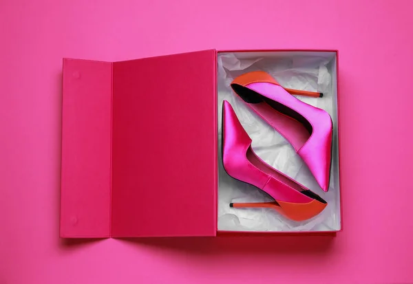 Pembe Arka Planda Karton Kutuda Şık Kadın Ayakkabıları — Stok fotoğraf