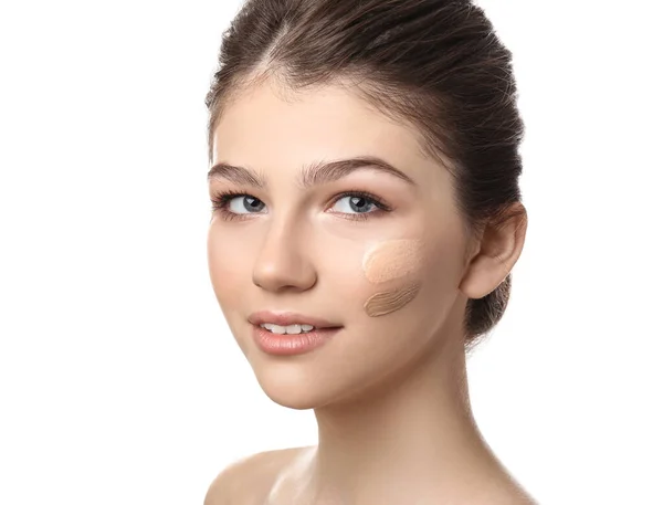 Mooi Meisje Witte Achtergrond Gebruik Van Concealer Foundation Voor Gezichtscontouren — Stockfoto