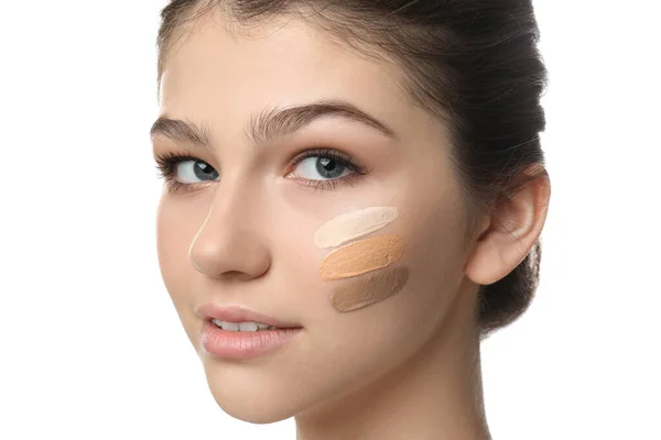 Mooi Meisje Witte Achtergrond Close Gebruik Van Concealer Foundation Voor — Stockfoto