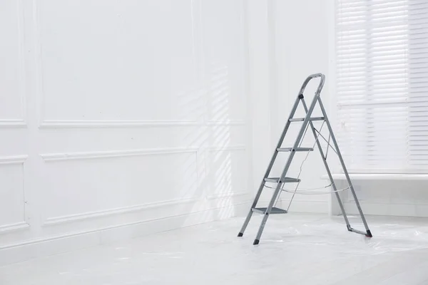 Metalltreppe Auf Dem Mit Kunststoff Bedeckten Boden Leeren Raum Platz — Stockfoto