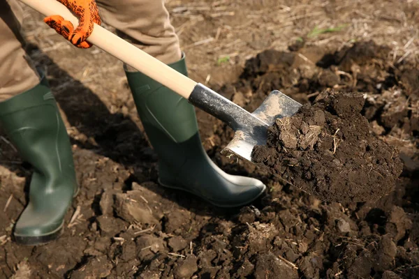 Trabajador Excavando Tierra Con Pala Aire Libre Primer Plano —  Fotos de Stock