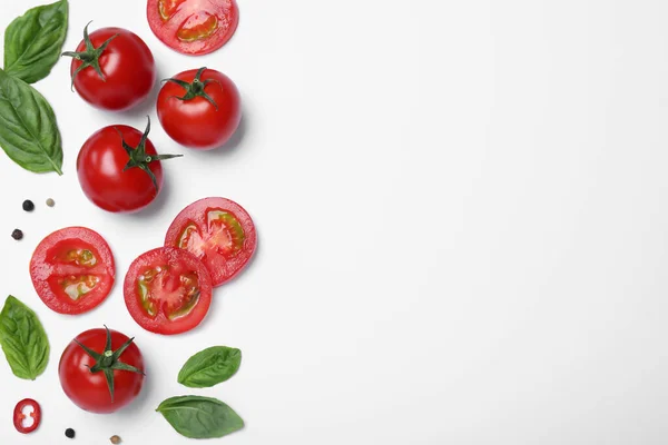 Composición Con Hojas Albahaca Fresca Tomates Sobre Fondo Blanco Puesta — Foto de Stock