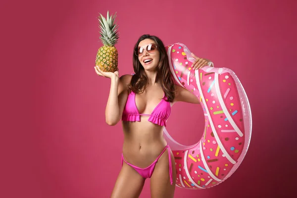 Beautiful Woman Stylish Bikini Inflatable Ring Pineapple Crimson Background — Stock Photo, Image