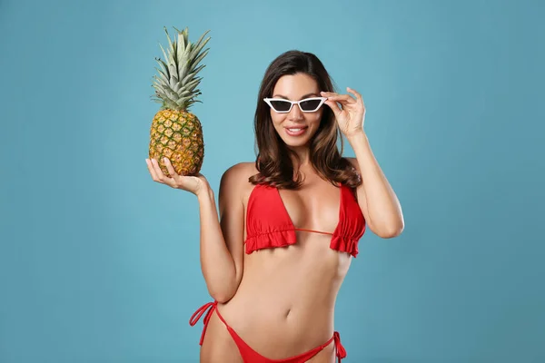 Mooie Vrouw Stijlvolle Bikini Met Ananas Blauwe Achtergrond — Stockfoto