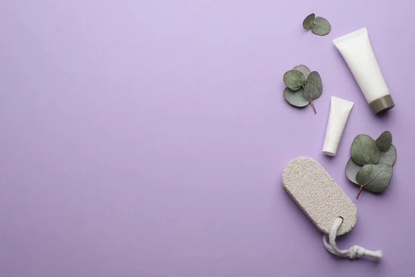 Composición Plana Con Piedra Pómez Sobre Fondo Violeta Espacio Para —  Fotos de Stock