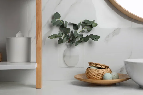 Vas Silikon Dengan Cabang Eukaliptus Pada Dinding Marmer Putih Atas — Stok Foto