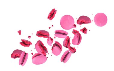 Beyaz arka planda uçuşan lezzetli badem kurabiyeleri.