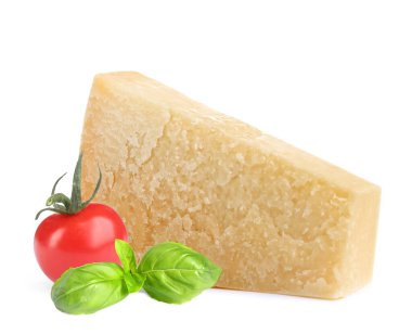 Parmesan peyniri, beyaz arka planda kiraz domates ve fesleğen.