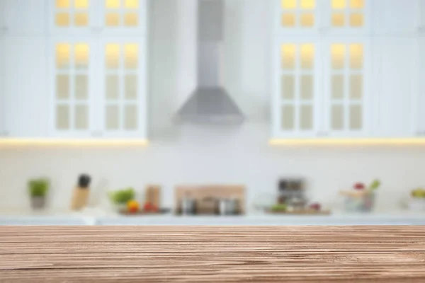 Mesa Madeira Vazia Vista Turva Interior Cozinha Elegante Mockup Para — Fotografia de Stock