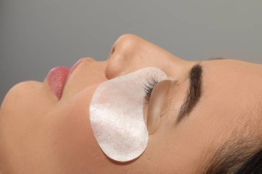 Kirpik kaplamasından geçen genç bir kadın, yakın plan. Profesyonel hizmet.