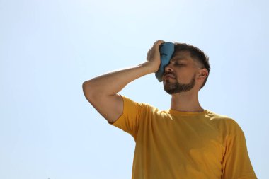 Dışarıda soğuk hava çarpması geçiren bir adam var.