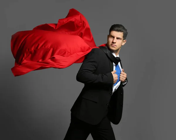 Süper Kahraman Pelerinli Bir Adamı Gri Arka Planda Elbisesini Çıkarıyor — Stok fotoğraf