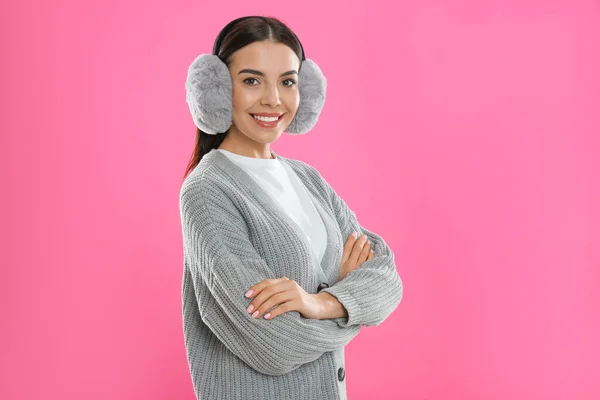 Vacker Ung Kvinna Bär Hörselskydd Rosa Bakgrund — Stockfoto