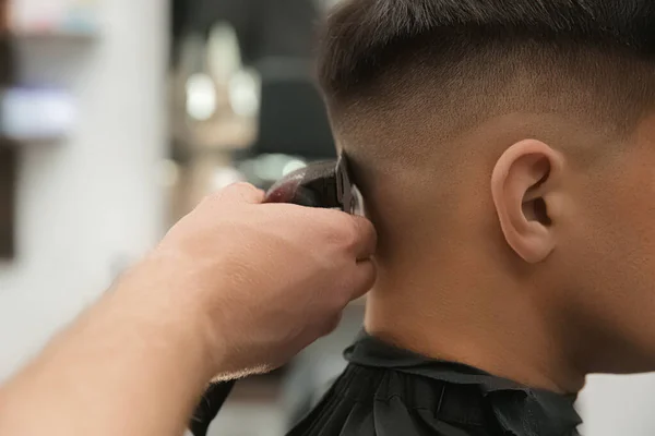 Professionelle Friseur Machen Stilvolle Frisur Salon Nahaufnahme — Stockfoto