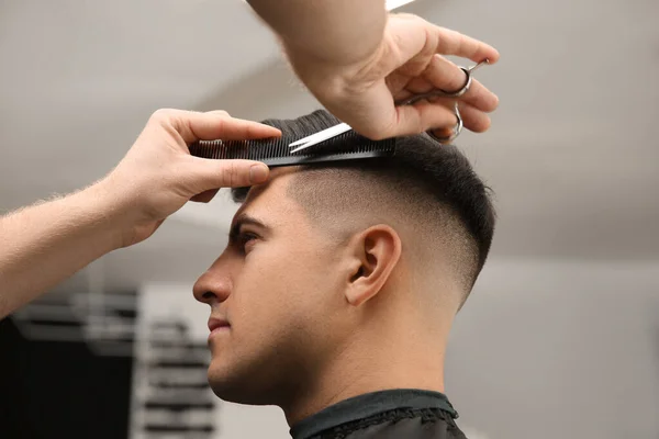 Professional Barber Making Stylish Haircut Salon Closeup — Stock Photo, Image