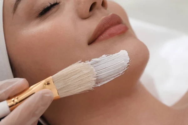 Mujer Joven Durante Procedimiento Descamación Facial Salón Primer Plano — Foto de Stock