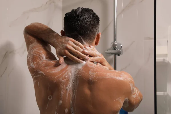 Homme Prenant Une Douche Avec Gel Maison — Photo