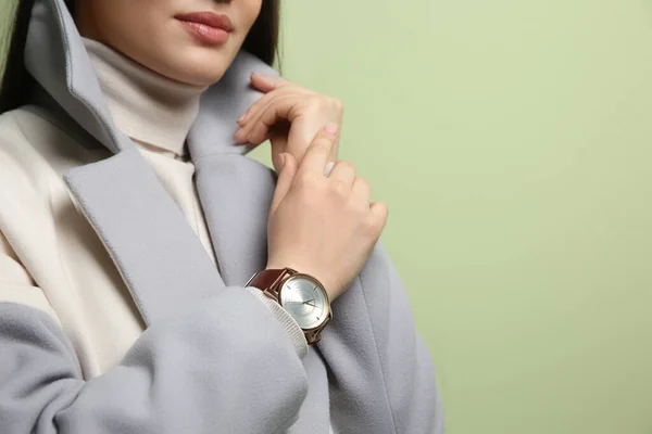 Wanita Dengan Jam Tangan Mewah Dengan Latar Belakang Hijau Closeup — Stok Foto