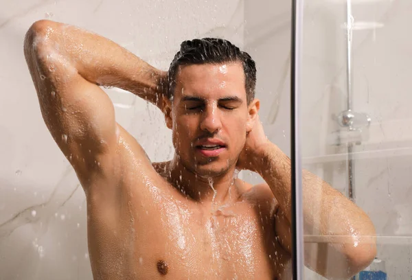 Yakışıklı Adam Evde Duş Alıyor Sabah Rutini — Stok fotoğraf